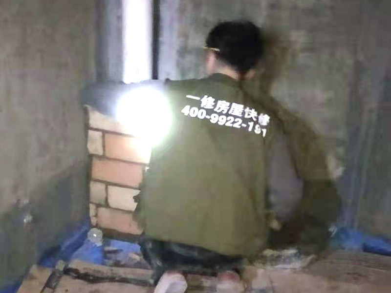衛(wèi)生間包管貼磚：紅磚包管做法也較為常見，在家庭施工中也使用廣泛。它的施工較為簡(jiǎn)單，我們只需將管道用紅磚砌筑并將其包圍，然后在紅磚的表面用水泥砂漿將其磨平，最后再貼上墻面磚即可。用紅磚進(jìn)行包管可以有效的降低水管的使用噪音，同時(shí)它不容易出現(xiàn)變形、使用壽命長(zhǎng)久。但紅磚包管也存在一些不足：紅磚占用的空間較大，在小衛(wèi)生間不是很適用。