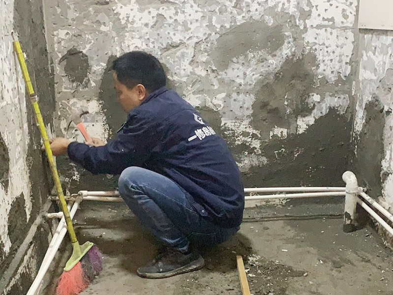 廁所墻面清理修補：首先，是基層不牢固的話，就必須要將基層全部剔除，從新進行基層的裝修處理；甚者，墻面基層裂縫太大，會嚴(yán)重影響家人的生活安全，必須找相關(guān)房產(chǎn)企業(yè)進行處理。 將破損墻磚取出，用切割機在離損壞的墻磚的四周5到6毫米處切槽，用切割刀將墻磚縫的水泥稍微刮下一些，再用切割刀吧墻磚表面的釉面劃開一道口，以便把墻磚敲碎取出，用錘子把墻磚敲碎后取下來，如果水泥粘得太牢，可以用錘子和鏨子把破損的墻磚剔下。然后，將磚上的砂漿全部刮干凈，然后在107膠中加入適量的水泥，并攪拌成糊狀。
