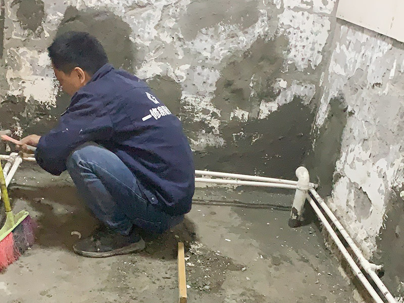 廁所墻面清理修補：首先，是基層不牢固的話，就必須要將基層全部剔除，從新進行基層的裝修處理；甚者，墻面基層裂縫太大，會嚴(yán)重影響家人的生活安全，必須找相關(guān)房產(chǎn)企業(yè)進行處理。 將破損墻磚取出，用切割機在離損壞的墻磚的四周5到6毫米處切槽，用切割刀將墻磚縫的水泥稍微刮下一些，再用切割刀吧墻磚表面的釉面劃開一道口，以便把墻磚敲碎取出，用錘子把墻磚敲碎后取下來，如果水泥粘得太牢，可以用錘子和鏨子把破損的墻磚剔下。然后，將磚上的砂漿全部刮干凈，然后在107膠中加入適量的水泥，并攪拌成糊狀。