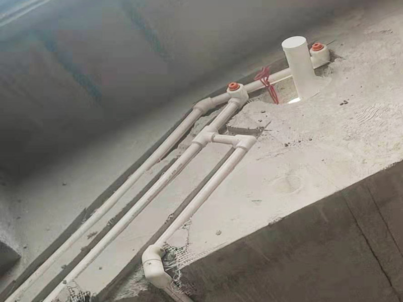 衛(wèi)生間改造施工：衛(wèi)生間改造中水電的改造尤為重要且需要最早開始著手，由于會涉及到浴霸采暖、燈光的線路走向、水管的入墻等問題，所以在改造之前需制定一個詳細的水電走向設(shè)計，從而提高安全質(zhì)量以及滿足裝修業(yè)主們生活的需要。 其次就是需要對其做相應(yīng)的防水處理。因為在日常的家庭中，衛(wèi)生間的水是處處可見的，非常潮濕。衛(wèi)生間內(nèi)的防水涂料是由地面延伸到墻面的，涂刷過程中精良的保證厚度均勻。還需要處理好地面和墻面交界處的各類管件的涂刷。待防水處理完全確定后，等待地面干透就可以做后續(xù)的工程了。這里要著重提醒，衛(wèi)生間下水口位置的防水要特別處理好，保證今后的檢查與維修。