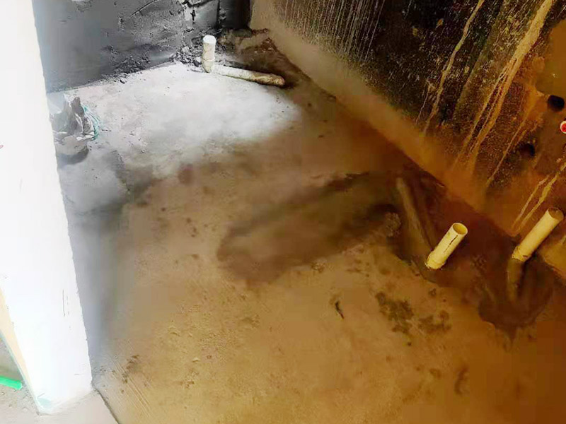 衛(wèi)生間改造施工：衛(wèi)生間改造中水電的改造尤為重要且需要最早開始著手，由于會涉及到浴霸采暖、燈光的線路走向、水管的入墻等問題，所以在改造之前需制定一個詳細的水電走向設(shè)計，從而提高安全質(zhì)量以及滿足裝修業(yè)主們生活的需要。 其次就是需要對其做相應(yīng)的防水處理。因為在日常的家庭中，衛(wèi)生間的水是處處可見的，非常潮濕。衛(wèi)生間內(nèi)的防水涂料是由地面延伸到墻面的，涂刷過程中精良的保證厚度均勻。還需要處理好地面和墻面交界處的各類管件的涂刷。待防水處理完全確定后，等待地面干透就可以做后續(xù)的工程了。這里要著重提醒，衛(wèi)生間下水口位置的防水要特別處理好，保證今后的檢查與維修。