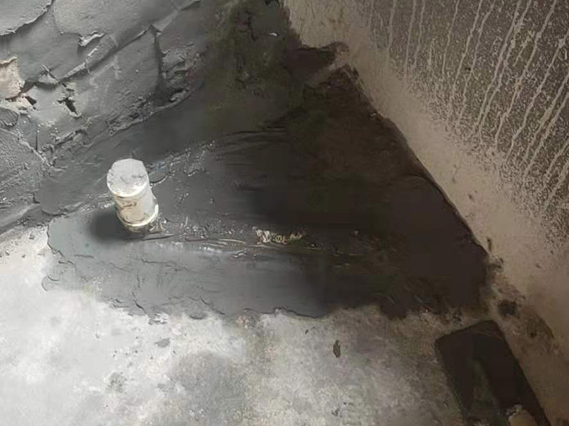 衛(wèi)生間改造施工：衛(wèi)生間改造中水電的改造尤為重要且需要最早開始著手，由于會涉及到浴霸采暖、燈光的線路走向、水管的入墻等問題，所以在改造之前需制定一個詳細的水電走向設(shè)計，從而提高安全質(zhì)量以及滿足裝修業(yè)主們生活的需要。 其次就是需要對其做相應(yīng)的防水處理。因為在日常的家庭中，衛(wèi)生間的水是處處可見的，非常潮濕。衛(wèi)生間內(nèi)的防水涂料是由地面延伸到墻面的，涂刷過程中精良的保證厚度均勻。還需要處理好地面和墻面交界處的各類管件的涂刷。待防水處理完全確定后，等待地面干透就可以做后續(xù)的工程了。這里要著重提醒，衛(wèi)生間下水口位置的防水要特別處理好，保證今后的檢查與維修。