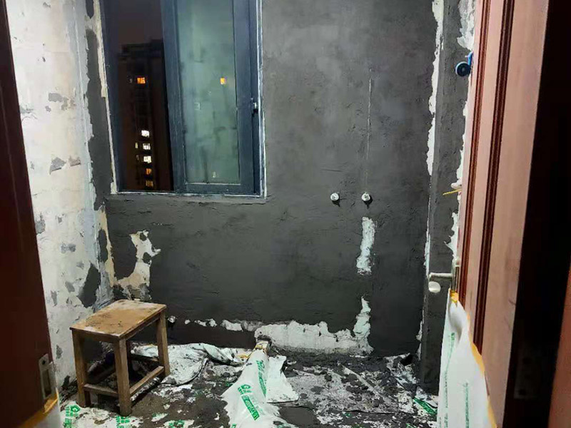 廁所墻面刷防水:廚衛(wèi)空間管道較多，由于上下水流的通過，管道長期震動容易出現(xiàn)裂紋造成滲漏，且建筑沉降時易造成管口松動而導致漏水。 陰陽角要做圓弧形處理，即將L型部位處理成C型，避免涂刷防水材料的時候造成陰角堆積、陽角漏涂等情況. 找平層的施工要注意，在防水層完工至少24h后再進行。且找平層的施工不能破壞防水層，特別是防水層為柔韌性防水材料是。避免尖銳碎片在找平層中導致防水層刺穿漏水. 瓷磚膠層不同于普通河沙水泥：普通河沙水泥采用背貼法。形成的是非連續(xù)、有空鼓的粘結(jié)層。而瓷磚膠采用齒型刮板刮成連續(xù)的瓷磚膠粘結(jié)層，且瓷磚膠具有一定柔韌性能抵抗震動和收縮。添加劑中的乳膠粉在粘結(jié)面能形成連續(xù)的聚合物層，不僅提高了粘結(jié)性能，而且具有一定的防水性能。