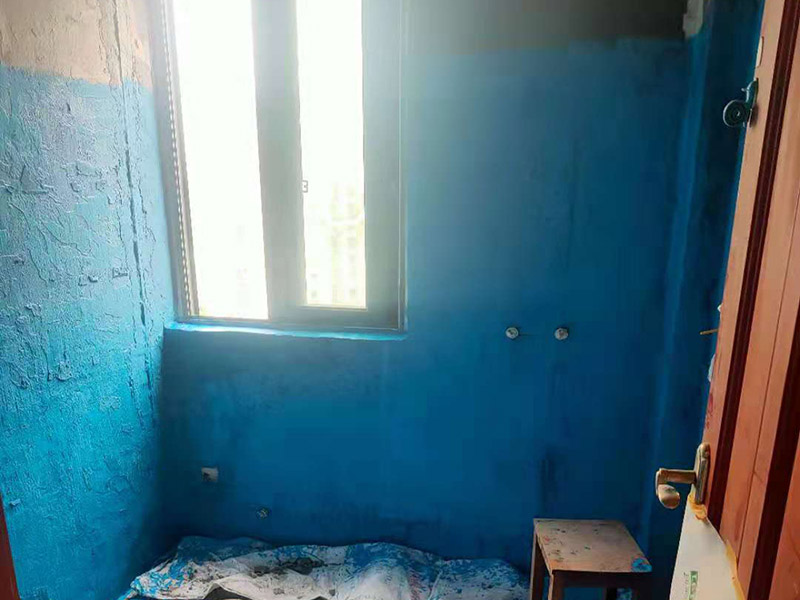 廁所墻面刷防水:廚衛(wèi)空間管道較多，由于上下水流的通過，管道長期震動容易出現(xiàn)裂紋造成滲漏，且建筑沉降時易造成管口松動而導致漏水。 陰陽角要做圓弧形處理，即將L型部位處理成C型，避免涂刷防水材料的時候造成陰角堆積、陽角漏涂等情況. 找平層的施工要注意，在防水層完工至少24h后再進行。且找平層的施工不能破壞防水層，特別是防水層為柔韌性防水材料是。避免尖銳碎片在找平層中導致防水層刺穿漏水. 瓷磚膠層不同于普通河沙水泥：普通河沙水泥采用背貼法。形成的是非連續(xù)、有空鼓的粘結(jié)層。而瓷磚膠采用齒型刮板刮成連續(xù)的瓷磚膠粘結(jié)層，且瓷磚膠具有一定柔韌性能抵抗震動和收縮。添加劑中的乳膠粉在粘結(jié)面能形成連續(xù)的聚合物層，不僅提高了粘結(jié)性能，而且具有一定的防水性能。