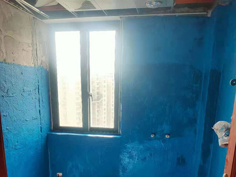 廁所墻面刷防水:廚衛(wèi)空間管道較多，由于上下水流的通過，管道長期震動容易出現(xiàn)裂紋造成滲漏，且建筑沉降時易造成管口松動而導致漏水。 陰陽角要做圓弧形處理，即將L型部位處理成C型，避免涂刷防水材料的時候造成陰角堆積、陽角漏涂等情況. 找平層的施工要注意，在防水層完工至少24h后再進行。且找平層的施工不能破壞防水層，特別是防水層為柔韌性防水材料是。避免尖銳碎片在找平層中導致防水層刺穿漏水. 瓷磚膠層不同于普通河沙水泥：普通河沙水泥采用背貼法。形成的是非連續(xù)、有空鼓的粘結(jié)層。而瓷磚膠采用齒型刮板刮成連續(xù)的瓷磚膠粘結(jié)層，且瓷磚膠具有一定柔韌性能抵抗震動和收縮。添加劑中的乳膠粉在粘結(jié)面能形成連續(xù)的聚合物層，不僅提高了粘結(jié)性能，而且具有一定的防水性能。