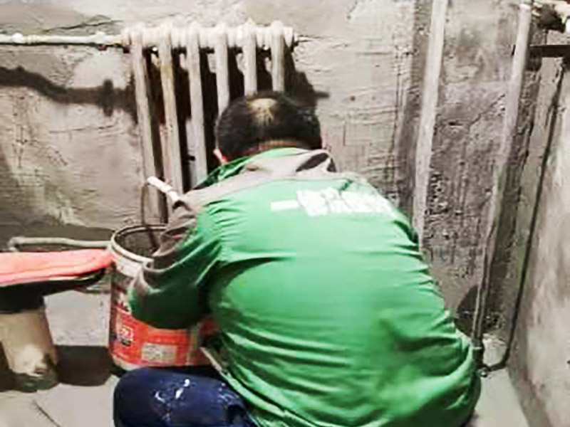 衛(wèi)生間墻地面刷防水：在涂刷防水涂層之前，先要清理墻面和地面。同時(shí)，要用連接的氣泵皮管吹盡陰角處的浮層，要量出防水層的高度并劃出基準(zhǔn)線，刷防水涂料時(shí)要先刷基準(zhǔn)線以下位置，并在墻面和地面連接陰角處刷成八字，上下交叉，交接處接應(yīng)有200mm，不得有漏刷情況出現(xiàn)。 墻角涂刷完成后，沿基準(zhǔn)線涂刷墻體：第一遍涂刷墻面時(shí)，應(yīng)上下縱向涂刷，第二遍涂刷墻體，應(yīng)左右橫向涂刷。 地面防水涂料的涂刷應(yīng)該從房間里側(cè)向門口涂刷，地面水管接口處尤其要仔細(xì)涂刷，不能有任何遺漏。 在涂刷完防水涂料后，不能立刻貼瓷鉆，還必須對(duì)衛(wèi)生間等空間進(jìn)行防水測(cè)試。防水測(cè)試具體辦法是：堵住衛(wèi)生間排水口、地漏等，然后將衛(wèi)生間積水2~3cm。24小時(shí)后到樓下查看是否有水滲漏，一旦發(fā)現(xiàn)有滲水痕跡，必須馬上返工。如果等到墻地磚鋪貼完畢才發(fā)現(xiàn)防水滲漏的問題，則必須將墻地磚全部敲掉重新做防水，這樣的話工程量和損耗會(huì)增大很多。