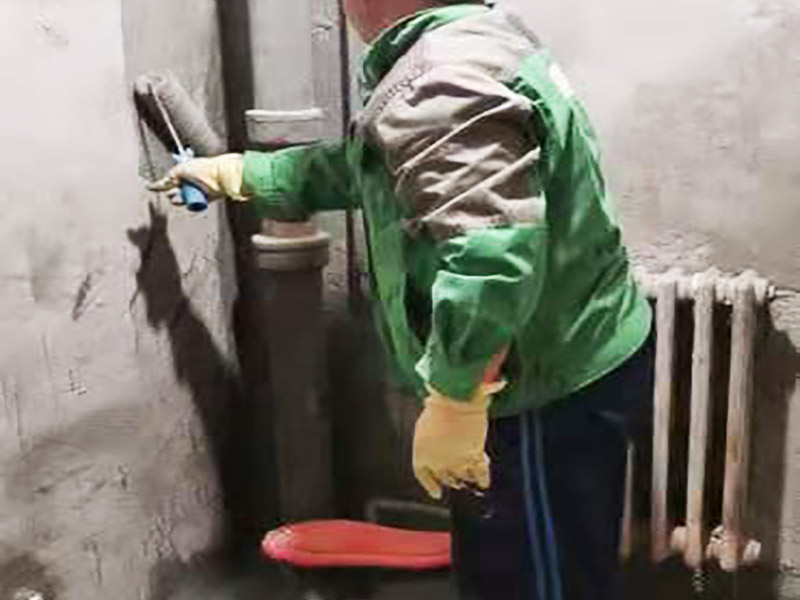 衛(wèi)生間墻地面刷防水：在涂刷防水涂層之前，先要清理墻面和地面。同時(shí)，要用連接的氣泵皮管吹盡陰角處的浮層，要量出防水層的高度并劃出基準(zhǔn)線，刷防水涂料時(shí)要先刷基準(zhǔn)線以下位置，并在墻面和地面連接陰角處刷成八字，上下交叉，交接處接應(yīng)有200mm，不得有漏刷情況出現(xiàn)。 墻角涂刷完成后，沿基準(zhǔn)線涂刷墻體：第一遍涂刷墻面時(shí)，應(yīng)上下縱向涂刷，第二遍涂刷墻體，應(yīng)左右橫向涂刷。 地面防水涂料的涂刷應(yīng)該從房間里側(cè)向門口涂刷，地面水管接口處尤其要仔細(xì)涂刷，不能有任何遺漏。 在涂刷完防水涂料后，不能立刻貼瓷鉆，還必須對(duì)衛(wèi)生間等空間進(jìn)行防水測(cè)試。防水測(cè)試具體辦法是：堵住衛(wèi)生間排水口、地漏等，然后將衛(wèi)生間積水2~3cm。24小時(shí)后到樓下查看是否有水滲漏，一旦發(fā)現(xiàn)有滲水痕跡，必須馬上返工。如果等到墻地磚鋪貼完畢才發(fā)現(xiàn)防水滲漏的問題，則必須將墻地磚全部敲掉重新做防水，這樣的話工程量和損耗會(huì)增大很多。