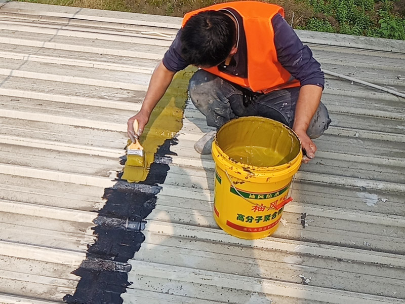 輕鋼瓦屋頂防水打膠:清理基層，施工前要將基層表面的塵土和雜物清理干凈，然后用熱熔法改性瀝青卷材對防水層施工前在水落口、管根、陰陽角等細部先做好附加層。 1、陰雨天氣不能進行防水工作和保溫施工。 2、卷材的防水層質(zhì)量要符合要求，干燥程度要達到一定標準。 3、屋頂?shù)墓战恰⑻鞙虾途聿拇罱?、水落口等?jié)點部位，要鋪貼牢固，要符合屋面防水工程技術(shù)規(guī)范。 4、防水卷材鋪貼時基層和卷材之間的排氣要充分，避免過度拉緊和皺褶。 5、防水卷材鋪貼要順直，要嚴格按照基層的彈標線來施工。 6、鋪設(shè)保溫層時一定要保護好防水層。