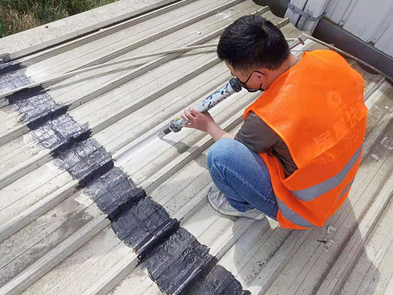 輕鋼瓦屋頂防水打膠:清理基層，施工前要將基層表面的塵土和雜物清理干凈，然后用熱熔法改性瀝青卷材對防水層施工前在水落口、管根、陰陽角等細部先做好附加層。 1、陰雨天氣不能進行防水工作和保溫施工。 2、卷材的防水層質(zhì)量要符合要求，干燥程度要達到一定標準。 3、屋頂?shù)墓战?、天溝和卷材搭接、水落口等?jié)點部位，要鋪貼牢固，要符合屋面防水工程技術(shù)規(guī)范。 4、防水卷材鋪貼時基層和卷材之間的排氣要充分，避免過度拉緊和皺褶。 5、防水卷材鋪貼要順直，要嚴格按照基層的彈標線來施工。 6、鋪設(shè)保溫層時一定要保護好防水層。