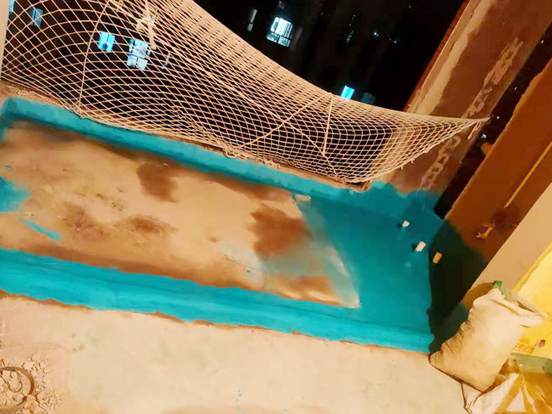 陽臺清理刷防水：在涂刷防水涂層之前，先要清理墻面和地面。同時，要用連接的氣泵皮管吹盡陰角處的浮層，在涂刷防水涂層之前，要量出防水層的高度并劃出基準線。刷防水涂料時要先刷基準線以下位置，并在墻面和地面連接陰角處刷成八字，上下交叉，交接處接應有200mm，不得有漏刷情況出現(xiàn)。
墻角涂刷完成后，沿基準線涂刷墻體：第一遍涂刷墻面時，應上下縱向涂刷，第二遍涂刷墻體，應左右橫向涂刷。
地面防水涂料的涂刷應該從房間里側(cè)向門口涂刷，地面水管接口處尤其要仔細涂刷，不能有任何遺漏。
在涂刷完防水涂料后，不能立刻貼瓷鉆，