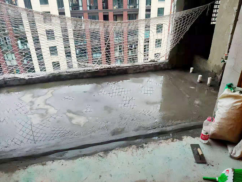 陽臺清理刷防水：在涂刷防水涂層之前，先要清理墻面和地面。同時，要用連接的氣泵皮管吹盡陰角處的浮層，在涂刷防水涂層之前，要量出防水層的高度并劃出基準線。刷防水涂料時要先刷基準線以下位置，并在墻面和地面連接陰角處刷成八字，上下交叉，交接處接應有200mm，不得有漏刷情況出現(xiàn)。 墻角涂刷完成后，沿基準線涂刷墻體：第一遍涂刷墻面時，應上下縱向涂刷，第二遍涂刷墻體，應左右橫向涂刷。 地面防水涂料的涂刷應該從房間里側(cè)向門口涂刷，地面水管接口處尤其要仔細涂刷，不能有任何遺漏。 在涂刷完防水涂料后，不能立刻貼瓷鉆，