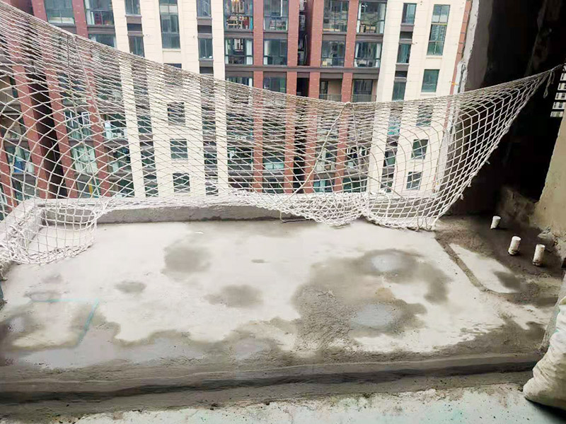 陽臺清理刷防水：在涂刷防水涂層之前，先要清理墻面和地面。同時，要用連接的氣泵皮管吹盡陰角處的浮層，在涂刷防水涂層之前，要量出防水層的高度并劃出基準線。刷防水涂料時要先刷基準線以下位置，并在墻面和地面連接陰角處刷成八字，上下交叉，交接處接應有200mm，不得有漏刷情況出現(xiàn)。 墻角涂刷完成后，沿基準線涂刷墻體：第一遍涂刷墻面時，應上下縱向涂刷，第二遍涂刷墻體，應左右橫向涂刷。 地面防水涂料的涂刷應該從房間里側(cè)向門口涂刷，地面水管接口處尤其要仔細涂刷，不能有任何遺漏。 在涂刷完防水涂料后，不能立刻貼瓷鉆，