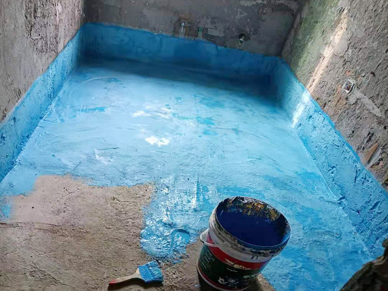 衛(wèi)生間墻地面刷防水：在涂刷防水涂層之前，先要清理墻面和地面。同時，要用連接的氣泵皮管吹盡陰角處的浮層，要量出防水層的高度并劃出基準線，刷防水涂料時要先刷基準線以下位置，并在墻面和地面連接陰角處刷成八字，上下交叉，交接處接應(yīng)有200mm，不得有漏刷情況出現(xiàn)。 墻角涂刷完成后，沿基準線涂刷墻體：第一遍涂刷墻面時，應(yīng)上下縱向涂刷，第二遍涂刷墻體，應(yīng)左右橫向涂刷。地面防水涂料的涂刷應(yīng)該從房間里側(cè)向門口涂刷，地面水管接口處尤其要仔細涂刷，不能有任何遺漏。 在涂刷完防水涂料后，不能立刻貼瓷鉆，還必須對衛(wèi)生間等空間進行防水測試。