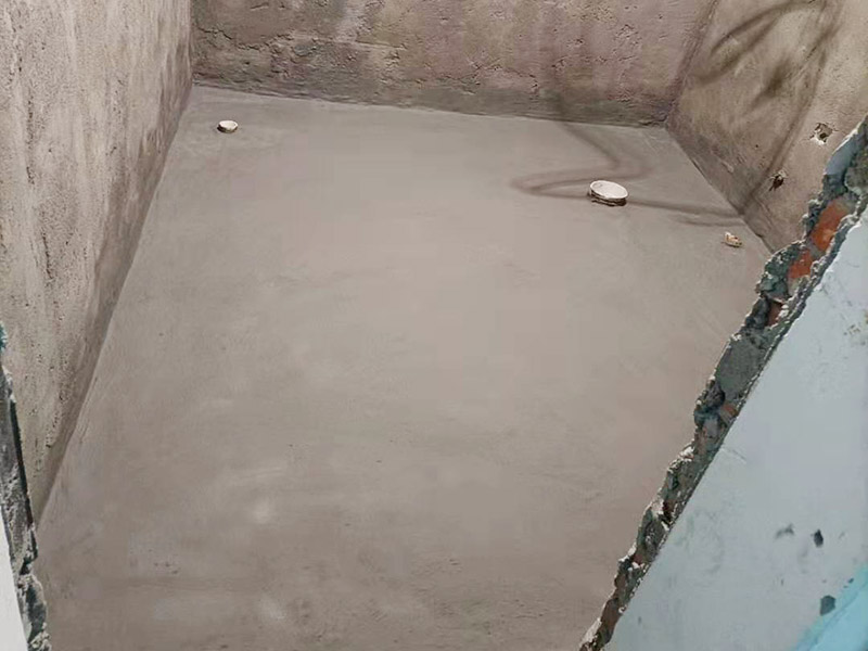 衛(wèi)生間墻地面刷防水：在涂刷防水涂層之前，先要清理墻面和地面。同時，要用連接的氣泵皮管吹盡陰角處的浮層，要量出防水層的高度并劃出基準線，刷防水涂料時要先刷基準線以下位置，并在墻面和地面連接陰角處刷成八字，上下交叉，交接處接應(yīng)有200mm，不得有漏刷情況出現(xiàn)。 墻角涂刷完成后，沿基準線涂刷墻體：第一遍涂刷墻面時，應(yīng)上下縱向涂刷，第二遍涂刷墻體，應(yīng)左右橫向涂刷。地面防水涂料的涂刷應(yīng)該從房間里側(cè)向門口涂刷，地面水管接口處尤其要仔細涂刷，不能有任何遺漏。 在涂刷完防水涂料后，不能立刻貼瓷鉆，還必須對衛(wèi)生間等空間進行防水測試。