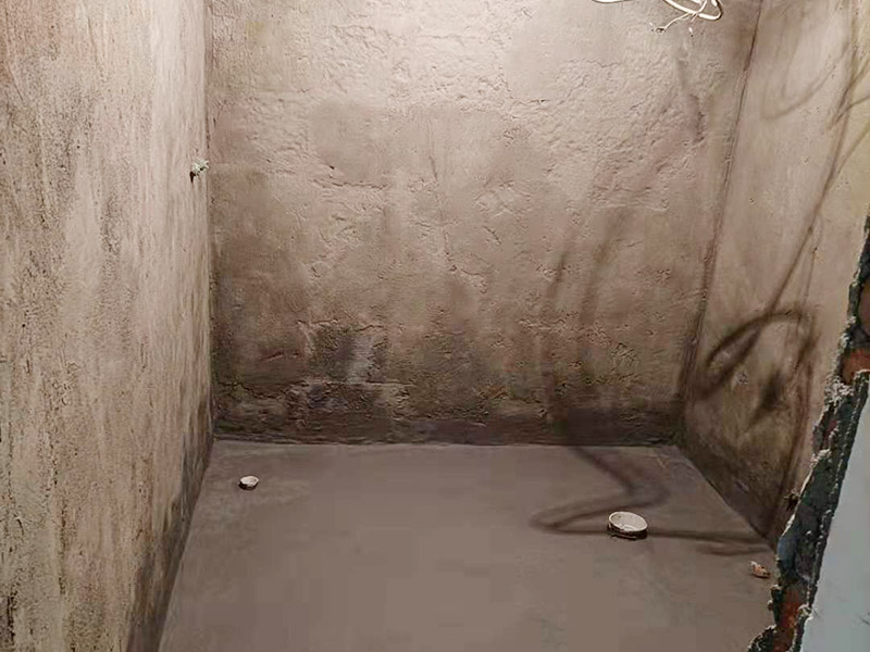 衛(wèi)生間墻地面刷防水：在涂刷防水涂層之前，先要清理墻面和地面。同時，要用連接的氣泵皮管吹盡陰角處的浮層，要量出防水層的高度并劃出基準線，刷防水涂料時要先刷基準線以下位置，并在墻面和地面連接陰角處刷成八字，上下交叉，交接處接應(yīng)有200mm，不得有漏刷情況出現(xiàn)。 墻角涂刷完成后，沿基準線涂刷墻體：第一遍涂刷墻面時，應(yīng)上下縱向涂刷，第二遍涂刷墻體，應(yīng)左右橫向涂刷。地面防水涂料的涂刷應(yīng)該從房間里側(cè)向門口涂刷，地面水管接口處尤其要仔細涂刷，不能有任何遺漏。 在涂刷完防水涂料后，不能立刻貼瓷鉆，還必須對衛(wèi)生間等空間進行防水測試。
