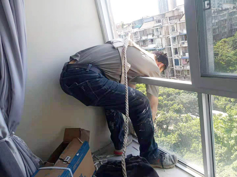 門窗漏水維修：首先將窗框與墻之間縫隙內(nèi)的所有填充物都要剔除干凈，然后還用吹風(fēng)機(jī)吹掃干凈。接著就是使用發(fā)泡膠來填縫，注意盡量把縫隙的填滿保證密實(shí)。這樣就把窗框和洞口之間的縫隙封閉起來，以此防止漏水。
