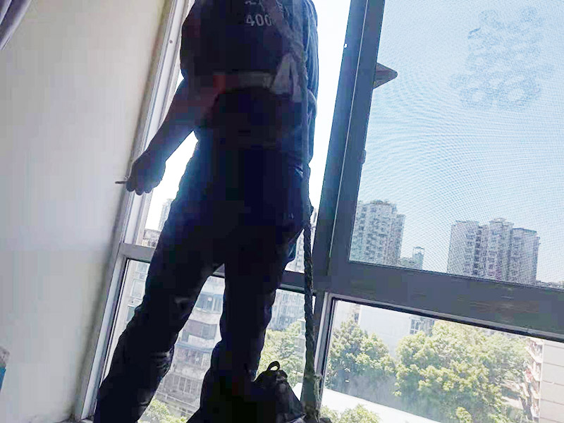 門窗漏水維修：首先將窗框與墻之間縫隙內(nèi)的所有填充物都要剔除干凈，然后還用吹風(fēng)機(jī)吹掃干凈。接著就是使用發(fā)泡膠來填縫，注意盡量把縫隙的填滿保證密實(shí)。這樣就把窗框和洞口之間的縫隙封閉起來，以此防止漏水。