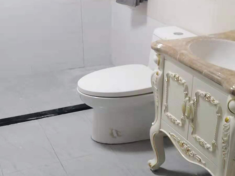衛(wèi)生間馬桶安裝：第一步：先檢查地面下水口，看其里面是否有垃圾堆積，如果有我們一定要仔細(xì)的檢查并清理干凈。如果清理不好很可能會(huì)引起馬桶堵塞等問題。 第二步：將馬桶的出水管先試著安裝放上去，在馬桶的栓孔眼的地方用記號(hào)筆做上記號(hào)，然后再挪開馬桶。 第三步：在做好記號(hào)的地方開一個(gè)直接為1.5-2cm，高度為6cm的孔，然后用水泥將1cm的螺栓捻牢在孔洞里面。然后將馬桶放上去看其是否吻合，檢查好后移開馬桶。然后在馬桶出水管和下水管扣周圍涂上油灰，然后將螺栓孔對(duì)準(zhǔn)捻好的螺栓，擺正擰好。