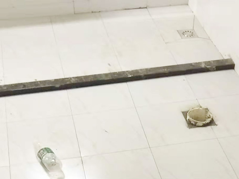 衛(wèi)生間馬桶安裝：第一步：先檢查地面下水口，看其里面是否有垃圾堆積，如果有我們一定要仔細(xì)的檢查并清理干凈。如果清理不好很可能會(huì)引起馬桶堵塞等問題。 第二步：將馬桶的出水管先試著安裝放上去，在馬桶的栓孔眼的地方用記號(hào)筆做上記號(hào)，然后再挪開馬桶。 第三步：在做好記號(hào)的地方開一個(gè)直接為1.5-2cm，高度為6cm的孔，然后用水泥將1cm的螺栓捻牢在孔洞里面。然后將馬桶放上去看其是否吻合，檢查好后移開馬桶。然后在馬桶出水管和下水管扣周圍涂上油灰，然后將螺栓孔對(duì)準(zhǔn)捻好的螺栓，擺正擰好。
