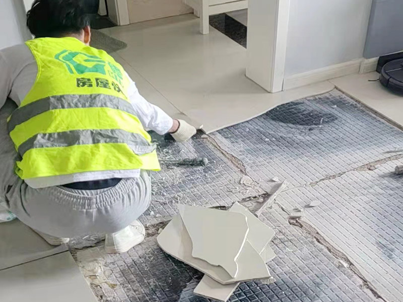 客廳地磚起翹修復(fù)：將油灰刀的邊緣滑入松散的瓷磚與其旁邊的瓷磚之間的接縫中。撬起瓷磚并將其移除。用金屬刮刀或小的撬桿的平坦邊緣刮掉基材和瓷磚背面的稀釋劑或瓷磚粘合劑。用相同的工具刮擦周?chē)臻g的舊水泥漿。用清水沖洗除去翹起的瓷磚，然后用濕海綿擦拭，使其干凈。將砂漿抹在缺口邊緣上，然后將稀釋水泥砂漿抹在瓷磚的背面，將瓷磚鋪回原位。如果難以將瓷磚平整，則將瓷磚墊片插入接縫或修補(bǔ)物與包圍它的瓷磚之間的接縫或接縫中。刮掉多余的漿液，并讓該區(qū)域靜置約10分鐘。用水蘸軟海綿，然后輕輕擦拭修復(fù)區(qū)域。瓷磚上出現(xiàn)一層干粉后，請(qǐng)用干抹布擦拭。