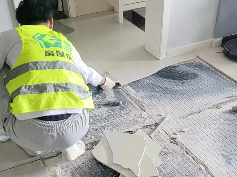 客廳地磚起翹修復(fù)：將油灰刀的邊緣滑入松散的瓷磚與其旁邊的瓷磚之間的接縫中。撬起瓷磚并將其移除。用金屬刮刀或小的撬桿的平坦邊緣刮掉基材和瓷磚背面的稀釋劑或瓷磚粘合劑。用相同的工具刮擦周?chē)臻g的舊水泥漿。用清水沖洗除去翹起的瓷磚，然后用濕海綿擦拭，使其干凈。將砂漿抹在缺口邊緣上，然后將稀釋水泥砂漿抹在瓷磚的背面，將瓷磚鋪回原位。如果難以將瓷磚平整，則將瓷磚墊片插入接縫或修補(bǔ)物與包圍它的瓷磚之間的接縫或接縫中。刮掉多余的漿液，并讓該區(qū)域靜置約10分鐘。用水蘸軟海綿，然后輕輕擦拭修復(fù)區(qū)域。瓷磚上出現(xiàn)一層干粉后，請(qǐng)用干抹布擦拭。