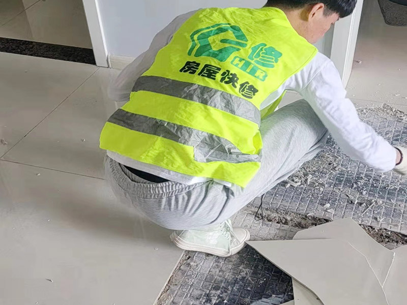 客廳地磚起翹修復(fù)：將油灰刀的邊緣滑入松散的瓷磚與其旁邊的瓷磚之間的接縫中。撬起瓷磚并將其移除。用金屬刮刀或小的撬桿的平坦邊緣刮掉基材和瓷磚背面的稀釋劑或瓷磚粘合劑。用相同的工具刮擦周?chē)臻g的舊水泥漿。用清水沖洗除去翹起的瓷磚，然后用濕海綿擦拭，使其干凈。將砂漿抹在缺口邊緣上，然后將稀釋水泥砂漿抹在瓷磚的背面，將瓷磚鋪回原位。如果難以將瓷磚平整，則將瓷磚墊片插入接縫或修補(bǔ)物與包圍它的瓷磚之間的接縫或接縫中。刮掉多余的漿液，并讓該區(qū)域靜置約10分鐘。用水蘸軟海綿，然后輕輕擦拭修復(fù)區(qū)域。瓷磚上出現(xiàn)一層干粉后，請(qǐng)用干抹布擦拭。