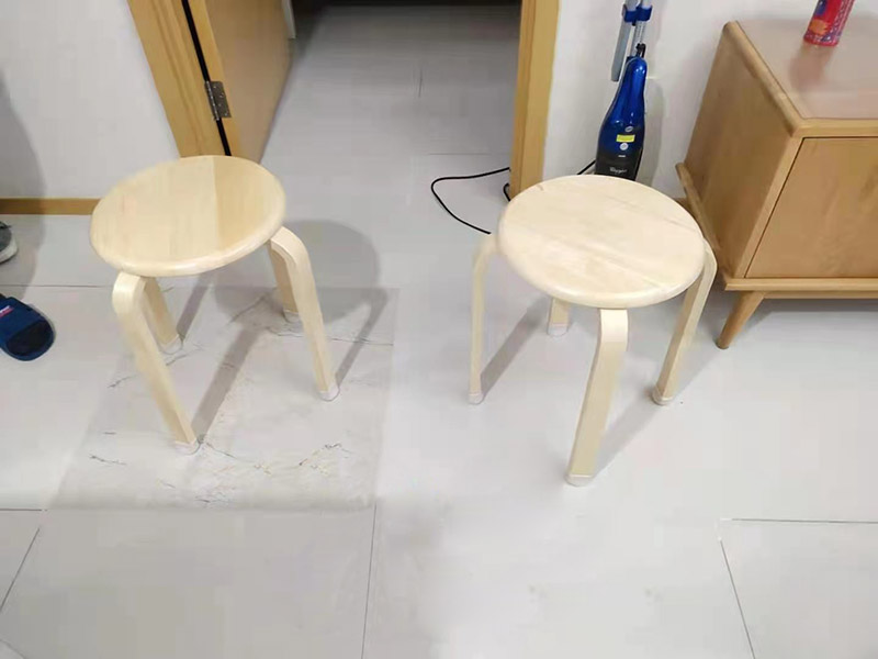 客廳地磚起翹修復(fù)：將油灰刀的邊緣滑入松散的瓷磚與其旁邊的瓷磚之間的接縫中。撬起瓷磚并將其移除。用金屬刮刀或小的撬桿的平坦邊緣刮掉基材和瓷磚背面的稀釋劑或瓷磚粘合劑。用相同的工具刮擦周?chē)臻g的舊水泥漿。用清水沖洗除去翹起的瓷磚，然后用濕海綿擦拭，使其干凈。將砂漿抹在缺口邊緣上，然后將稀釋水泥砂漿抹在瓷磚的背面，將瓷磚鋪回原位。如果難以將瓷磚平整，則將瓷磚墊片插入接縫或修補(bǔ)物與包圍它的瓷磚之間的接縫或接縫中。刮掉多余的漿液，并讓該區(qū)域靜置約10分鐘。用水蘸軟海綿，然后輕輕擦拭修復(fù)區(qū)域。瓷磚上出現(xiàn)一層干粉后，請(qǐng)用干抹布擦拭。