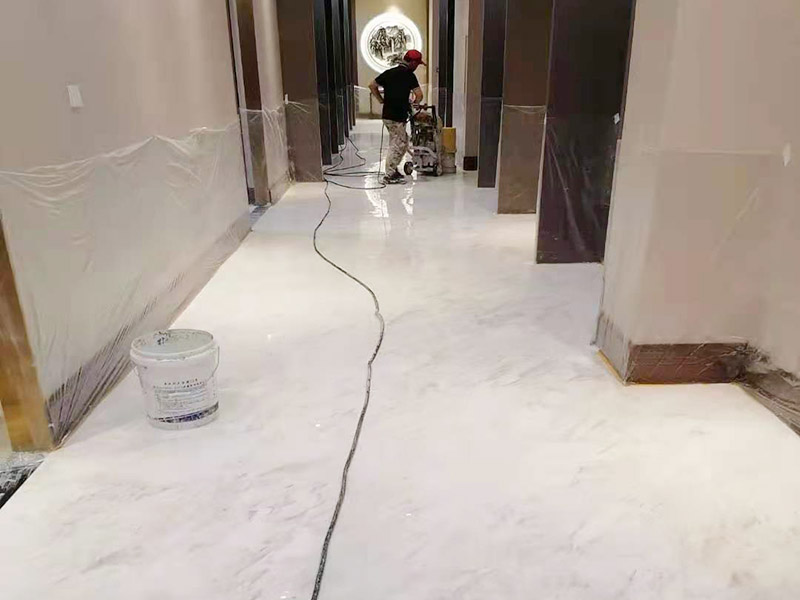 酒店走廊打磨翻新：瓷磚在經(jīng)過歲月洗禮之后，表面容易積水垢、油污，尤其縫里污漬特別多。所以在清洗瓷磚時(shí)，建議使用去污膏對(duì)表面進(jìn)行一個(gè)徹底清洗。處理瓷磚縫隙的話，可以用牙刷沾著去污膏然后刷去。最后再用清水清理一遍，擦干即可。如果效果不滿意的話，還可以使用拋光打磨機(jī)對(duì)瓷磚進(jìn)行打磨，雖然可以讓瓷磚恢復(fù)透亮，但對(duì)圖案紋理的完整性有一定的影響。