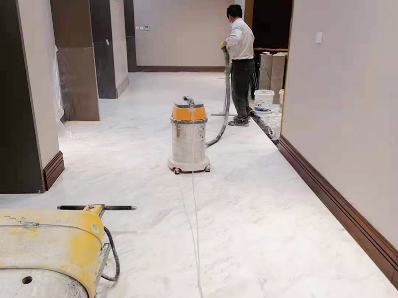 酒店走廊打磨翻新：瓷磚在經(jīng)過歲月洗禮之后，表面容易積水垢、油污，尤其縫里污漬特別多。所以在清洗瓷磚時(shí)，建議使用去污膏對(duì)表面進(jìn)行一個(gè)徹底清洗。處理瓷磚縫隙的話，可以用牙刷沾著去污膏然后刷去。最后再用清水清理一遍，擦干即可。如果效果不滿意的話，還可以使用拋光打磨機(jī)對(duì)瓷磚進(jìn)行打磨，雖然可以讓瓷磚恢復(fù)透亮，但對(duì)圖案紋理的完整性有一定的影響。