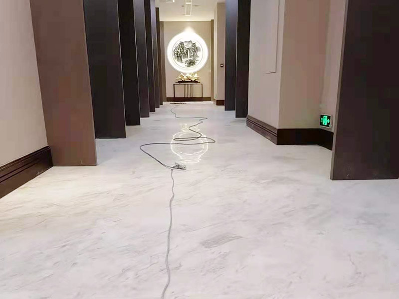 酒店走廊打磨翻新：瓷磚在經(jīng)過歲月洗禮之后，表面容易積水垢、油污，尤其縫里污漬特別多。所以在清洗瓷磚時(shí)，建議使用去污膏對(duì)表面進(jìn)行一個(gè)徹底清洗。處理瓷磚縫隙的話，可以用牙刷沾著去污膏然后刷去。最后再用清水清理一遍，擦干即可。如果效果不滿意的話，還可以使用拋光打磨機(jī)對(duì)瓷磚進(jìn)行打磨，雖然可以讓瓷磚恢復(fù)透亮，但對(duì)圖案紋理的完整性有一定的影響。