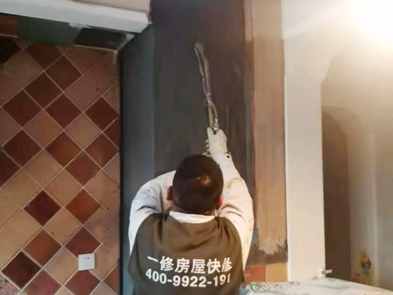 廚房墻面局部防水修復(fù):基面處理是防水施工的關(guān)鍵，施工前須清理基面，以確保其堅(jiān)固、平整、干凈，無(wú)灰塵、油膩、蠟、脫模劑等以及其它碎屑物質(zhì)，如有孔隙、裂縫等缺陷的，須預(yù)先用水泥砂漿修補(bǔ)抹平，陰陽(yáng)角處應(yīng)抹成圓弧形。保持基面濕潤(rùn)當(dāng)無(wú)水。涂刷時(shí)力度均勻，注意不要漏刷；前后兩遍涂刷時(shí)保持垂直相交的角度，以充分覆蓋到位；單次涂刷不宜過(guò)厚，特別是管口和轉(zhuǎn)角處，不能超過(guò)1mm，防止干固后產(chǎn)生裂縫。施工24時(shí)后建議用濕布覆蓋涂層或噴霧灑水對(duì)涂層進(jìn)行養(yǎng)護(hù)，在完全干固前須禁止踩踏、雨水、暴曬、尖銳損傷，特別是在后期安裝潔具時(shí)要特別注意不要破壞防水層。