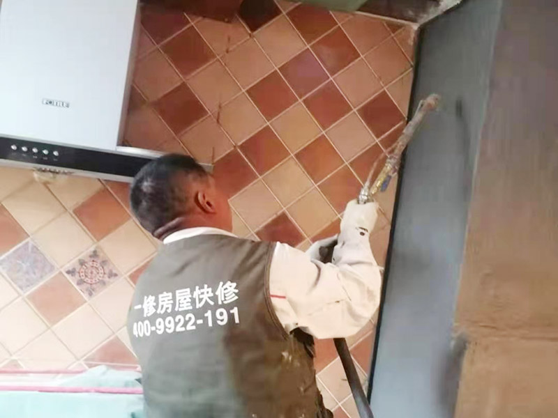 廚房墻面局部防水修復(fù):基面處理是防水施工的關(guān)鍵，施工前須清理基面，以確保其堅(jiān)固、平整、干凈，無(wú)灰塵、油膩、蠟、脫模劑等以及其它碎屑物質(zhì)，如有孔隙、裂縫等缺陷的，須預(yù)先用水泥砂漿修補(bǔ)抹平，陰陽(yáng)角處應(yīng)抹成圓弧形。保持基面濕潤(rùn)當(dāng)無(wú)水。涂刷時(shí)力度均勻，注意不要漏刷；前后兩遍涂刷時(shí)保持垂直相交的角度，以充分覆蓋到位；單次涂刷不宜過(guò)厚，特別是管口和轉(zhuǎn)角處，不能超過(guò)1mm，防止干固后產(chǎn)生裂縫。施工24時(shí)后建議用濕布覆蓋涂層或噴霧灑水對(duì)涂層進(jìn)行養(yǎng)護(hù)，在完全干固前須禁止踩踏、雨水、暴曬、尖銳損傷，特別是在后期安裝潔具時(shí)要特別注意不要破壞防水層。