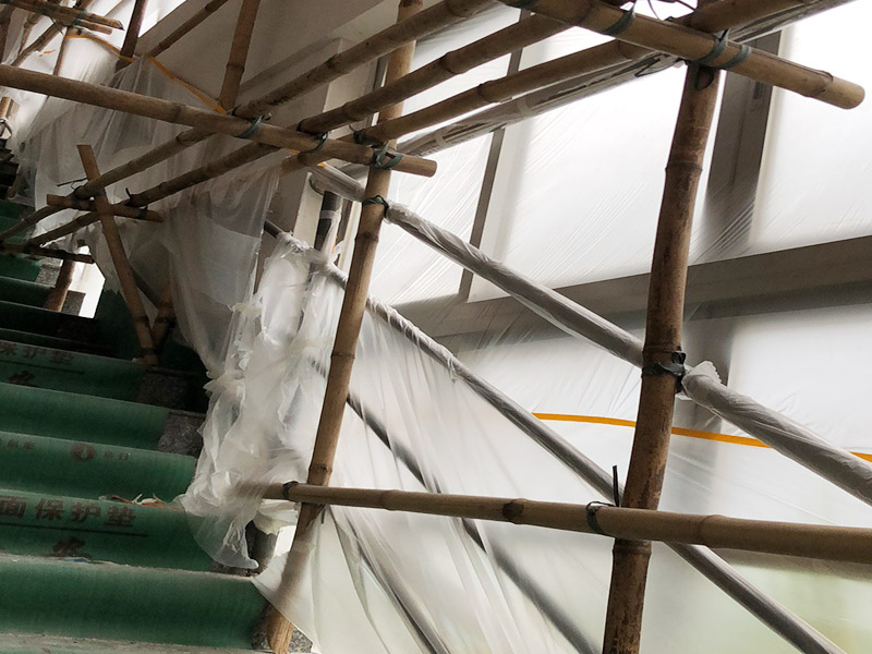 腳手架搭建安裝：腳手架外側(cè)防護必須使用合格的密目式安全網(wǎng)封閉，架體陰陽轉(zhuǎn)角處應設(shè)置4根立桿，大橫桿應連通封閉。主節(jié)點處必須設(shè)置縱橫向水平桿，立桿除頂層頂部外必須采用對接，大橫桿在架體轉(zhuǎn)角外可以搭接，剪刀撐必須搭接。剪刀撐、連墻件必須隨外腳手架同步搭設(shè)、同步拆除，嚴禁后搭或先拆。落地式腳手架搭設(shè)高度不宜超過35m，高度在35～50m時必須采取卸荷措施，高度大于50m時必須采取卸荷措施。