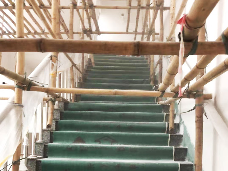 腳手架搭建安裝：腳手架外側(cè)防護必須使用合格的密目式安全網(wǎng)封閉，架體陰陽轉(zhuǎn)角處應設(shè)置4根立桿，大橫桿應連通封閉。主節(jié)點處必須設(shè)置縱橫向水平桿，立桿除頂層頂部外必須采用對接，大橫桿在架體轉(zhuǎn)角外可以搭接，剪刀撐必須搭接。剪刀撐、連墻件必須隨外腳手架同步搭設(shè)、同步拆除，嚴禁后搭或先拆。落地式腳手架搭設(shè)高度不宜超過35m，高度在35～50m時必須采取卸荷措施，高度大于50m時必須采取卸荷措施。