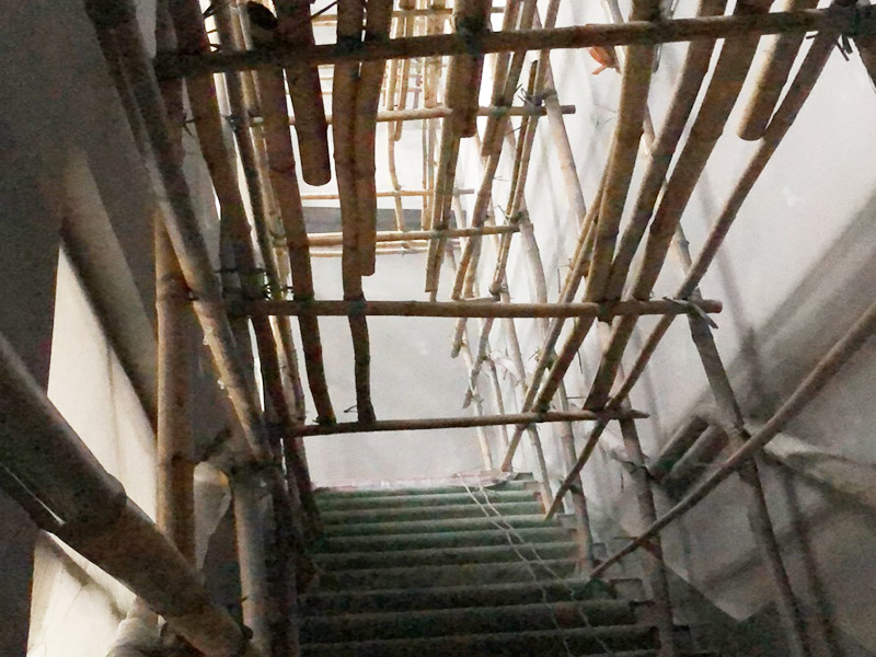 腳手架搭建安裝：腳手架外側(cè)防護必須使用合格的密目式安全網(wǎng)封閉，架體陰陽轉(zhuǎn)角處應設(shè)置4根立桿，大橫桿應連通封閉。主節(jié)點處必須設(shè)置縱橫向水平桿，立桿除頂層頂部外必須采用對接，大橫桿在架體轉(zhuǎn)角外可以搭接，剪刀撐必須搭接。剪刀撐、連墻件必須隨外腳手架同步搭設(shè)、同步拆除，嚴禁后搭或先拆。落地式腳手架搭設(shè)高度不宜超過35m，高度在35～50m時必須采取卸荷措施，高度大于50m時必須采取卸荷措施。