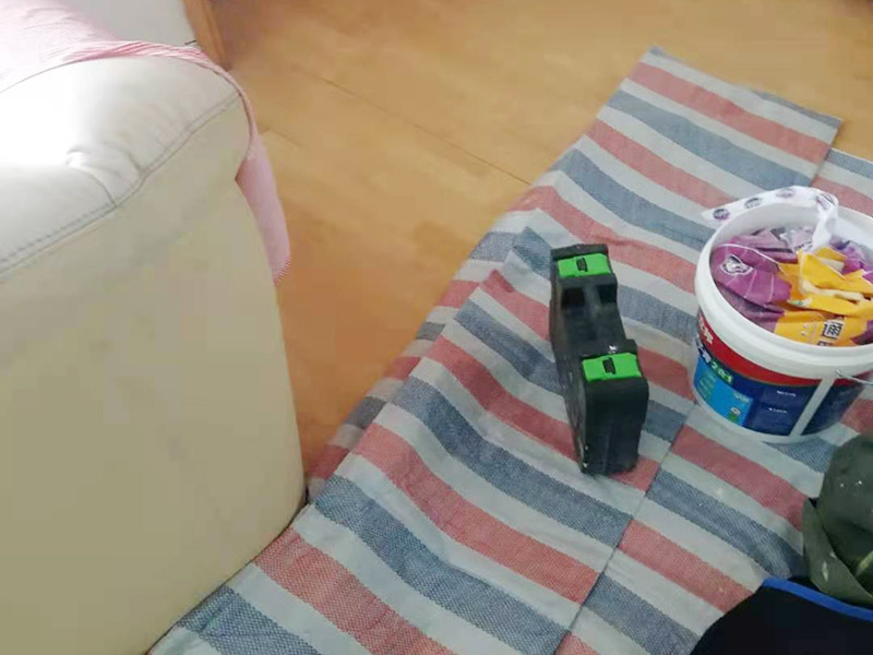 吊頂維修安裝：進行吊頂高度的精確測量，都是裝修吊頂?shù)牧鞒讨信旁谑孜坏牟襟E。具體的操作方法就是先準備好一個卷尺，然后標清楚所在房屋的高水平線，以豎向測量的方式，來確認標高，繼而用彈線把龍骨從頂板的位置彈出來，完成這一步后，不要忘了用這種方法在墻壁的位置確定頂棚區(qū)域的標高水平線。做好了樓層和墻壁等處需要標高之后，裝修吊頂?shù)牧鞒痰南乱画h(huán)節(jié)就是主龍骨吊桿的安裝了。