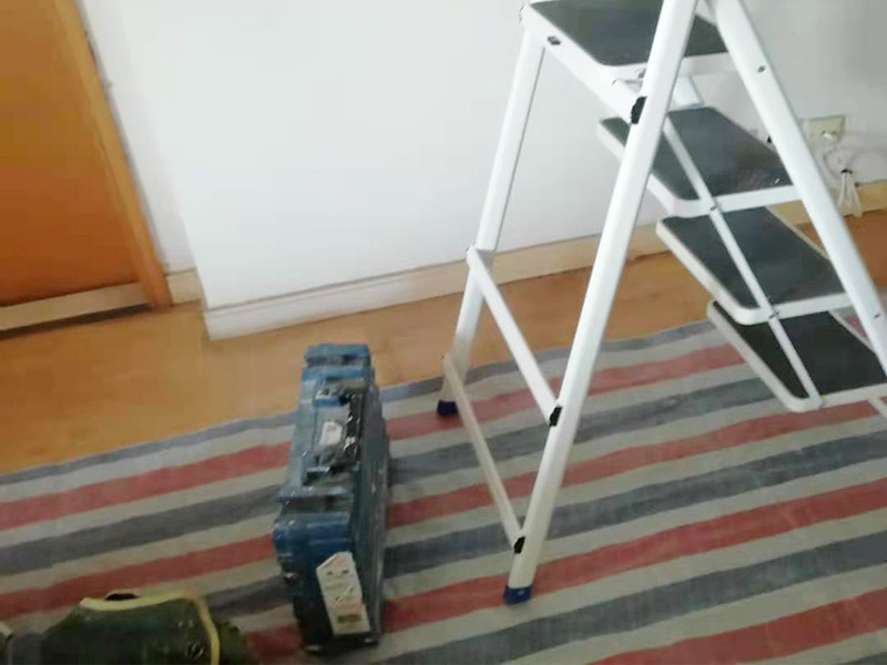 吊頂維修安裝：進行吊頂高度的精確測量，都是裝修吊頂?shù)牧鞒讨信旁谑孜坏牟襟E。具體的操作方法就是先準備好一個卷尺，然后標清楚所在房屋的高水平線，以豎向測量的方式，來確認標高，繼而用彈線把龍骨從頂板的位置彈出來，完成這一步后，不要忘了用這種方法在墻壁的位置確定頂棚區(qū)域的標高水平線。做好了樓層和墻壁等處需要標高之后，裝修吊頂?shù)牧鞒痰南乱画h(huán)節(jié)就是主龍骨吊桿的安裝了。