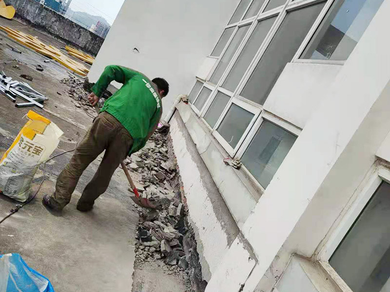 屋頂鏟除建渣裝袋：涂膜防水層依附于基層，基層質(zhì)量好壞，直接影響防水涂膜的質(zhì)量。因而在涂膜施工前，應(yīng)對(duì)基層進(jìn)行認(rèn)真的檢查和必要的處理，使之達(dá)到涂膜施工的要求。涂料的涂布應(yīng)采取“先高后低、先遠(yuǎn)后近、先立面后平面”的施工順序。同一屋面上先涂布排水比較集中的水落口、天溝、檐口等節(jié)點(diǎn)部位，再進(jìn)行大面積的涂布。