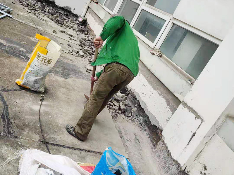屋頂鏟除建渣裝袋：涂膜防水層依附于基層，基層質(zhì)量好壞，直接影響防水涂膜的質(zhì)量。因而在涂膜施工前，應(yīng)對(duì)基層進(jìn)行認(rèn)真的檢查和必要的處理，使之達(dá)到涂膜施工的要求。涂料的涂布應(yīng)采取“先高后低、先遠(yuǎn)后近、先立面后平面”的施工順序。同一屋面上先涂布排水比較集中的水落口、天溝、檐口等節(jié)點(diǎn)部位，再進(jìn)行大面積的涂布。