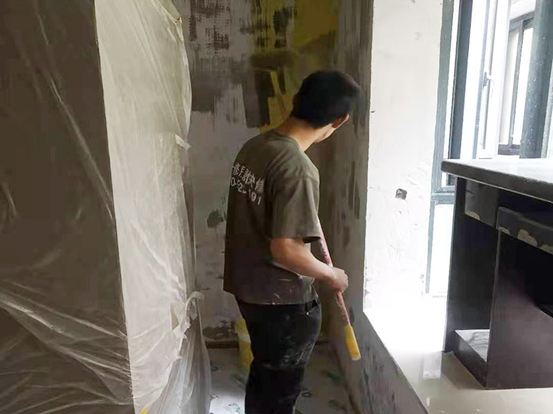 墻面基層刷墻固：什么是墻固？墻固是墻面固化膠，是用在水泥酥松的墻面上的起固定水泥砂漿防止水泥砂漿墻面掉渣的。墻固外觀大都為乳白色膠液狀，產(chǎn)品有多種顏色，主要以綠色、藍(lán)色為主，涂刷色彩分布均勻，遮蓋力強(qiáng)，干燥后不掉粉，不掉色，可隨意清掃。