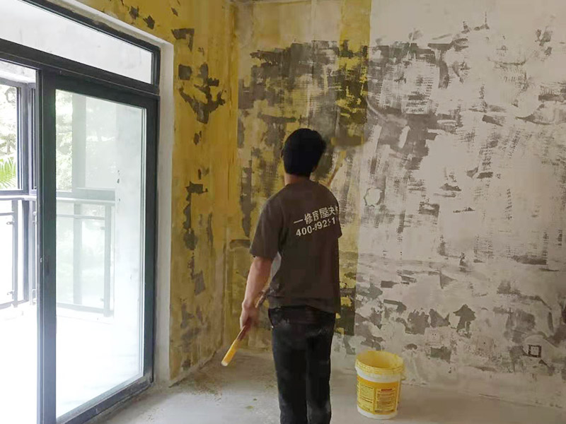 墻面基層刷墻固：什么是墻固？墻固是墻面固化膠，是用在水泥酥松的墻面上的起固定水泥砂漿防止水泥砂漿墻面掉渣的。墻固外觀大都為乳白色膠液狀，產(chǎn)品有多種顏色，主要以綠色、藍(lán)色為主，涂刷色彩分布均勻，遮蓋力強(qiáng)，干燥后不掉粉，不掉色，可隨意清掃。
