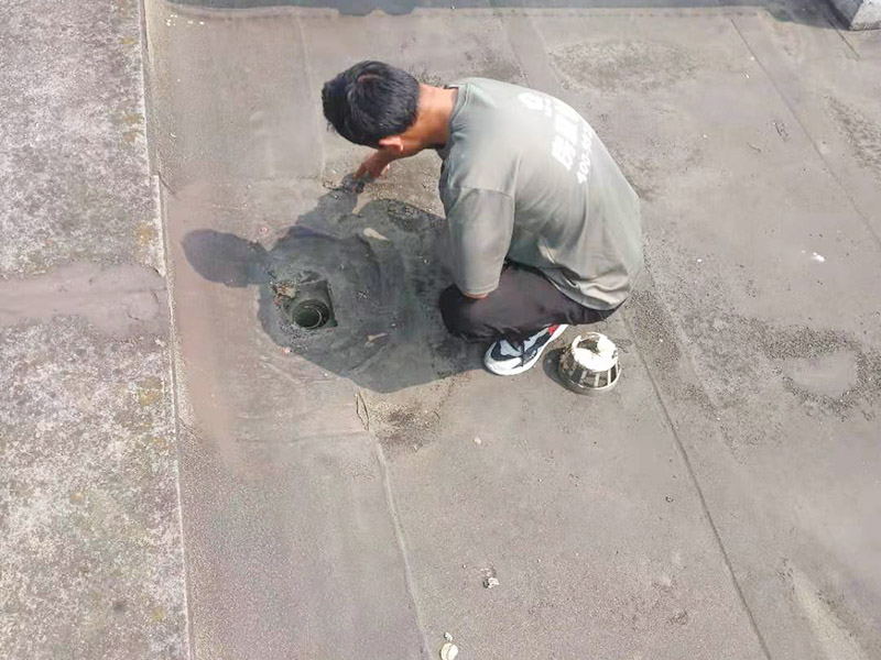 屋面排水口維修：涂膜防水層依附于基層，基層質(zhì)量好壞，直接影響防水涂膜的質(zhì)量。因而在涂膜施工前，應(yīng)對(duì)基層進(jìn)行認(rèn)真的檢查和必要的處理，使之達(dá)到涂膜施工的要求。涂料的涂布應(yīng)采取“先高后低、先遠(yuǎn)后近、先立面后平面”的施工順序。同一屋面上先涂布排水比較集中的水落口、天溝、檐口等節(jié)點(diǎn)部位，再進(jìn)行大面積的涂布。用滾刷或毛刷均勻地涂刷多遍，直到達(dá)到規(guī)定的涂膜厚度要求，不得漏底，待涂層干固后，才能進(jìn)行下一道工序。當(dāng)多遍涂布時(shí)，每遍涂刷方向應(yīng)與上一遍方向相垂直。