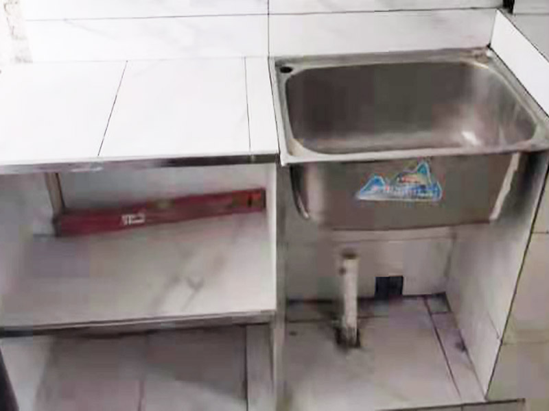廚房磚砌櫥柜：櫥柜的水電定位時，先劃分功能區(qū)：洗菜盆區(qū)、灶臺區(qū)、切菜區(qū)、電器區(qū)，把這些區(qū)域的具體尺寸畫在墻面上，安排好進水管、排水管和各種插座的準確位置。 磚砌櫥柜制作的時候先做櫥柜的圍角，可以根據(jù)自己的喜好選擇不同顏色的瓷磚來實現(xiàn)。圍角完成以后的重要工作就是用水泥和砂漿將櫥柜的底部填實，上面鋪瓷磚。同時，瓷磚豎隔板的位置按照櫥柜圖紙進行預留。 磚砌櫥柜制作好之后，我們可以根據(jù)自己喜歡的風格選擇不同材質的石材臺面和門板，完全不影響美觀，同時對于櫥柜內(nèi)部我們均采用不銹鋼條進行收邊，既美觀又好打掃衛(wèi)生。