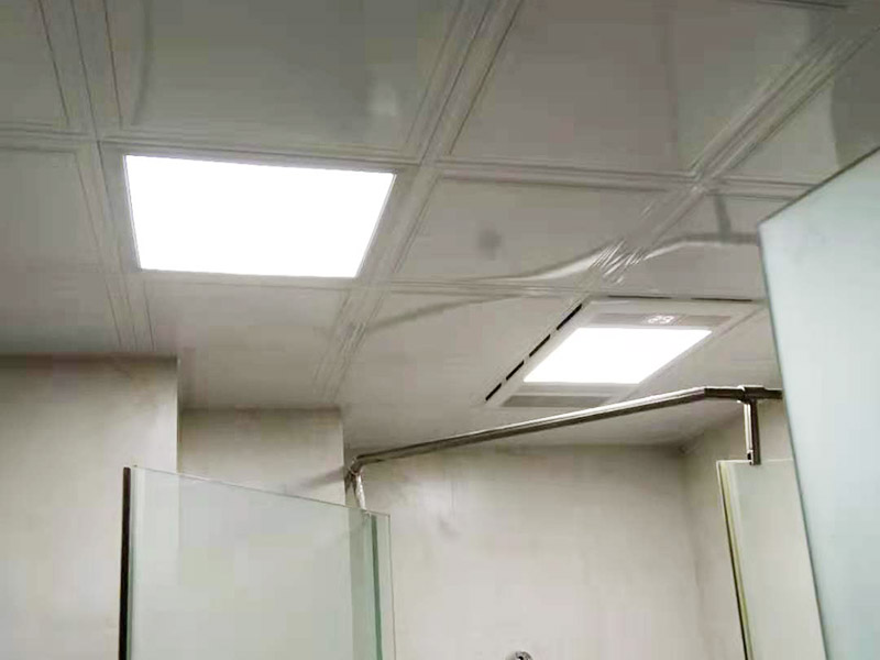 吊頂安裝施工： 首先要對屋頂露面進(jìn)行詳細(xì)的檢查，如果施工質(zhì)量要求不符合要及時(shí)采取補(bǔ)救措施，在有就是彈線定位，標(biāo)高線和龍骨分隔的確定布置位置，為了保證龍骨分格的均勻和完整性布置盡量龍骨分格，位置確定以后再將定位畫在墻上，固定吊桿使用膨脹螺釘或者射釘固定角鋼塊，伸縮式吊桿比較常用，也非常普遍，它的作用是調(diào)節(jié)和固定，最后一部就是安裝龍骨，如果安裝的吊頂面積比較大可以分批安裝，安裝時(shí)應(yīng)該準(zhǔn)確的測量好龍骨的間距。