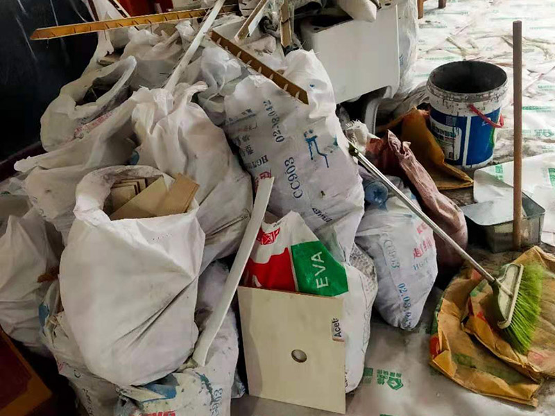 吊頂安裝施工： 首先要對屋頂露面進(jìn)行詳細(xì)的檢查，如果施工質(zhì)量要求不符合要及時(shí)采取補(bǔ)救措施，在有就是彈線定位，標(biāo)高線和龍骨分隔的確定布置位置，為了保證龍骨分格的均勻和完整性布置盡量龍骨分格，位置確定以后再將定位畫在墻上，固定吊桿使用膨脹螺釘或者射釘固定角鋼塊，伸縮式吊桿比較常用，也非常普遍，它的作用是調(diào)節(jié)和固定，最后一部就是安裝龍骨，如果安裝的吊頂面積比較大可以分批安裝，安裝時(shí)應(yīng)該準(zhǔn)確的測量好龍骨的間距。