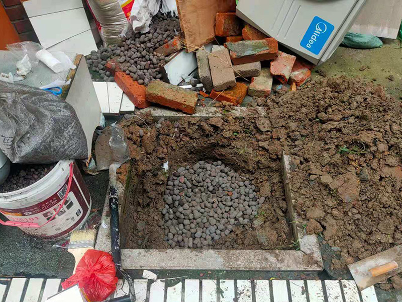 庭院植物底部防水：找到本來的防水層，由于防水層不是顯露的，是在面層下部，有必要將面層進(jìn)行悉數(shù)根除，找到本來的防水層。將原防水層根除以后，找平，將本來下部保溫層里存的水進(jìn)行排干，設(shè)一些排氣孔做排氣辦法，將保溫層里的水分排干。做完防水層以后，必定要做找坡處理，不要形成屋面部分存水，通常設(shè)置水泥砂漿找平找坡，找坡的斜度不小于3%。再進(jìn)行閉水實驗，不漏水為合格，再進(jìn)行康復(fù)上面的維護(hù)及鋪貼面磚裝修。
