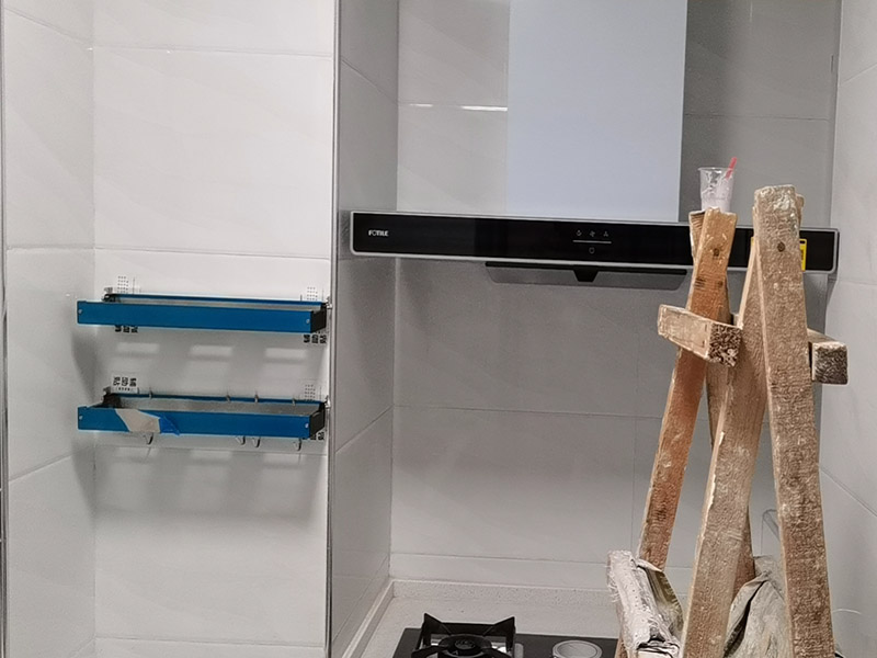 廚房掛件安裝,電視掛墻：電視機的掛架一般都是使用膨脹螺絲固定的。要安裝電視機掛架，就要有沖擊鉆來打孔的。用專業(yè)水平測量尺，在墻上畫好打孔位置，然后做好墻地面成品保護就可以打孔了，打好孔就可以安裝。