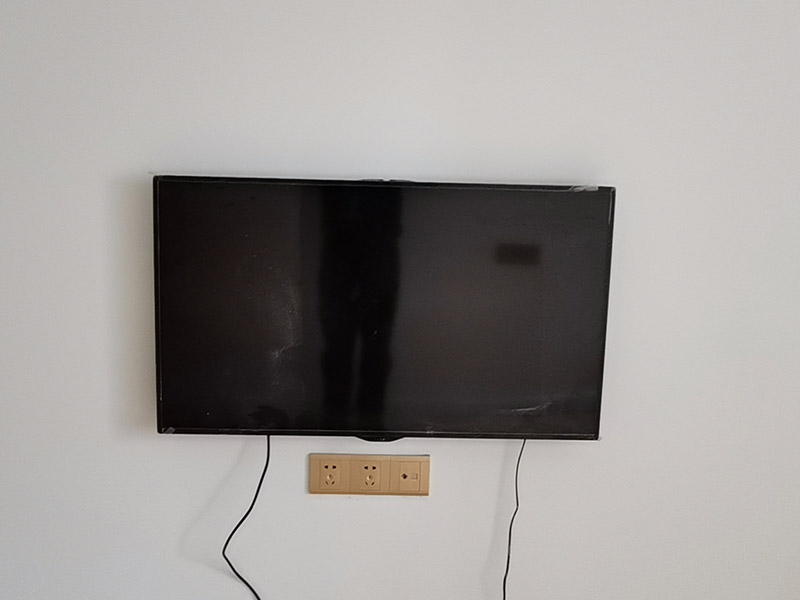 廚房掛件安裝,電視掛墻：電視機的掛架一般都是使用膨脹螺絲固定的。要安裝電視機掛架，就要有沖擊鉆來打孔的。用專業(yè)水平測量尺，在墻上畫好打孔位置，然后做好墻地面成品保護就可以打孔了，打好孔就可以安裝。