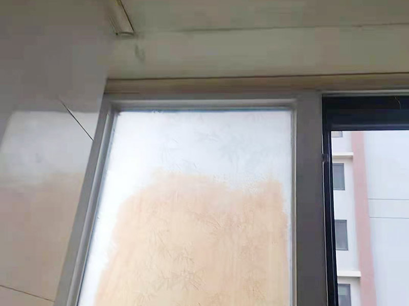 窗框接縫處打膠：窗框與墻體固定時(shí)，需要在內(nèi)外都打膠，因?yàn)椴Ａc型材間存在一定的縫隙，需要將膠打入縫隙中，為了讓兩者間的密封性能、水密性能更加好。先固定上框，后固定邊框，采用塑料膨脹螺栓固定?？蚺c洞口之間的伸縮縫內(nèi)腔均采用閉孔泡沫塑料，發(fā)泡劑等彈性材料填塞，表面用密封膠密封。