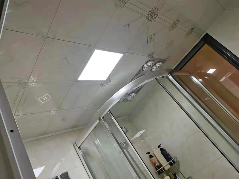 浴室燈具安裝：浴室因為區(qū)域的限制，不應該選擇過大或者過于繁瑣的燈。浴室的燈具選擇自然以防水為主，簡單，鑲嵌式的燈管更適合用于浴室。安裝時以燈管的長度為距離，分別在燈架的左右兩邊安裝兩個燈座，膠木塊安裝在彈簧上，裝好后燈管兩端的接線柱分別插進插孔里。